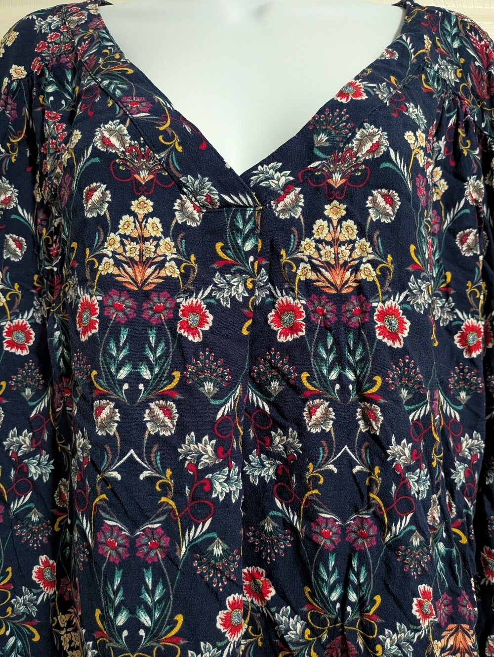Women's 2X St. John's Bay Dark Floral Blouse - Picture 5 of 6